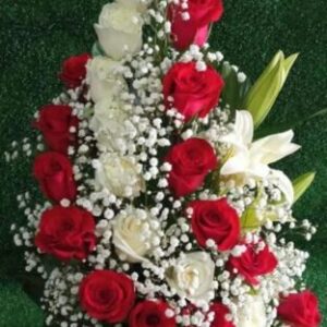 Arreglo Premium, 25 rosas y lirios, en colores blanco y rojo.