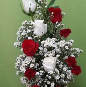 Arreglo de rosas rojas y blancas. Ofrenda a Shangó. Floristería Tropicana. La Habana, Cuba.